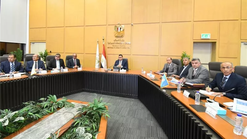 وزير الإسكان يتابع الموقف التنفيذي لمشروعات 