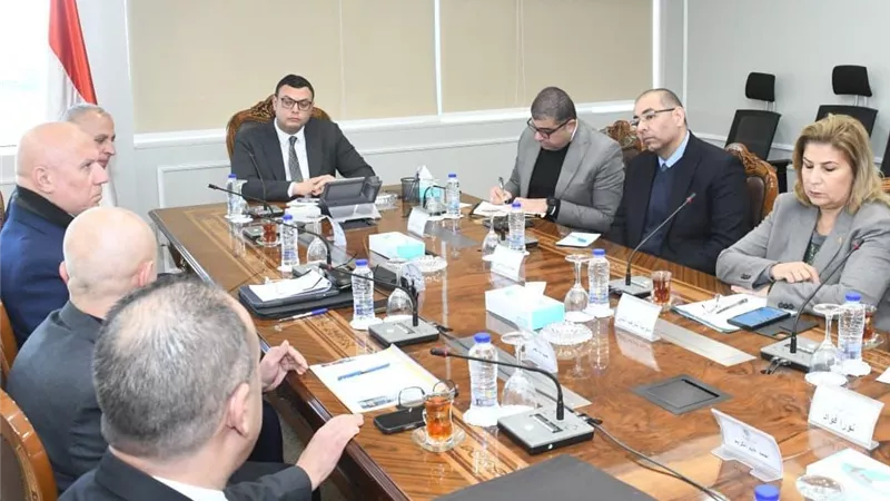 وزير الإسكان يعقد اجتماعا مع مسئولي شركة السويدي لدفع العمل بالمشروعات