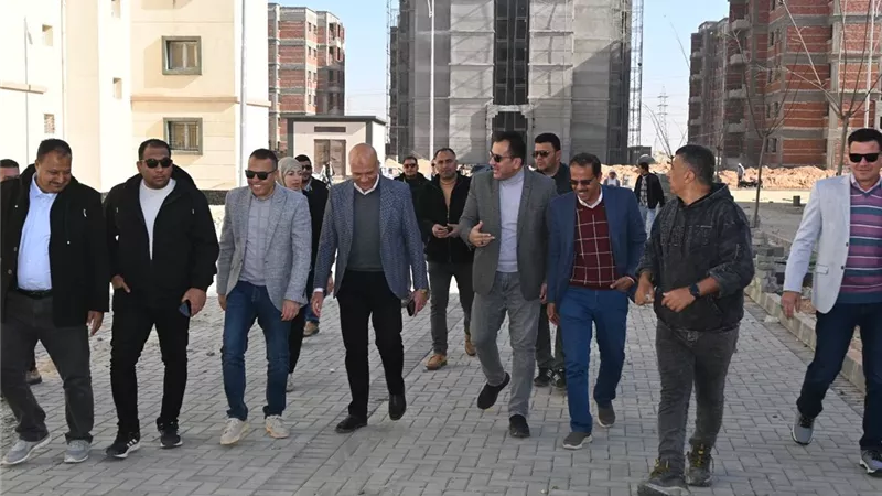 نائب رئيس هيئة المجتمعات العمرانية يتابع أعمال المرافق بالعاشر من رمضان 