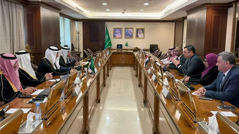 وزير الإسكان يبحث مع وزير الزراعة السعودي سبل تعزيز التعاون في مجالات مياه الشرب