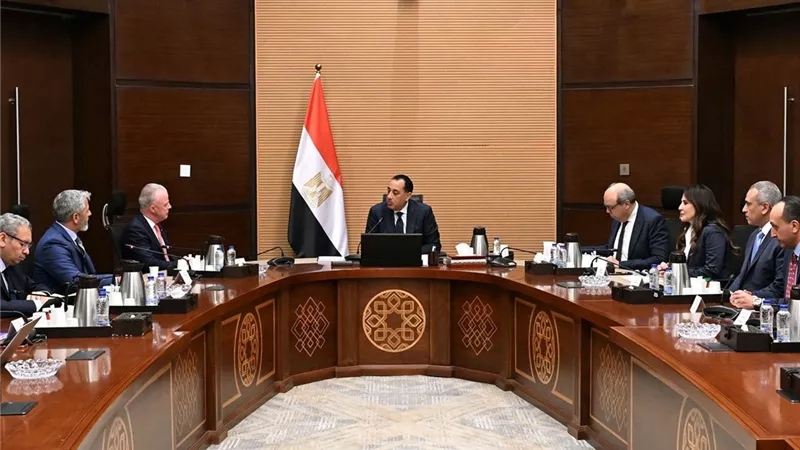 مدبولي يبحث مع رئيس بوينج العالمية سبل تعزيز الاستثمارات الأمريكية في مصر