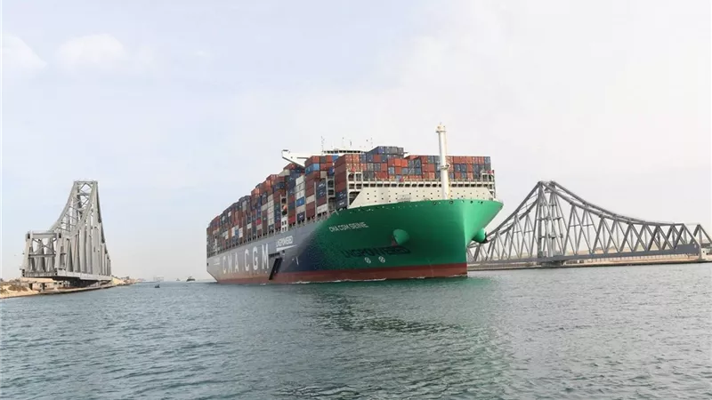 بحمولة 250 ألف كيلو.. قناة السويس تستقبل العملاق CMA CGM SEINE في أول عبور بحري ضمن قافلة الشمال