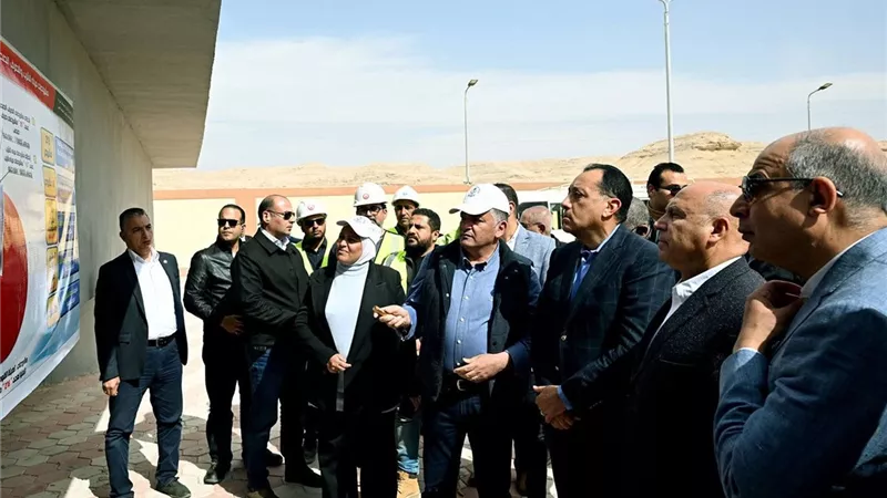 تخدم 80 ألف نسمة.. رئيس الوزراء يتفقد محطة معالجة الصرف الصحي الثلاثية بـ
