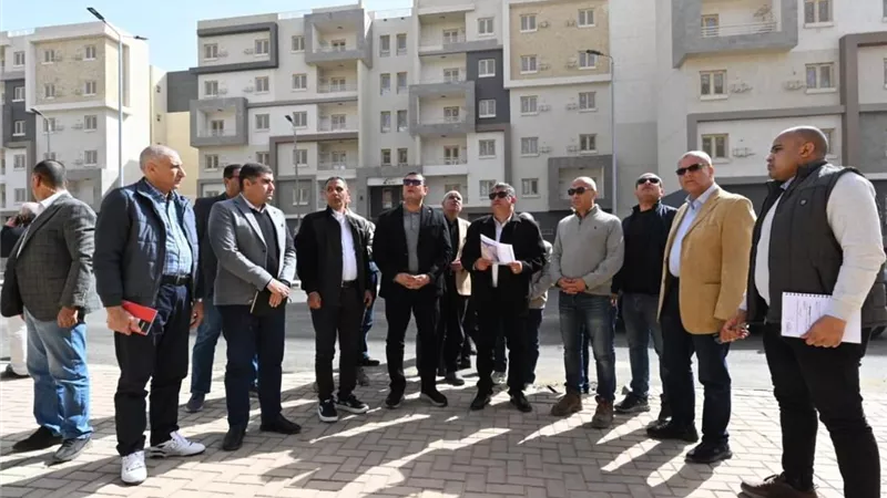 وزير الإسكان يتفقد المشروعات السكنية ومستشفى  مدينة حدائق أكتوبر