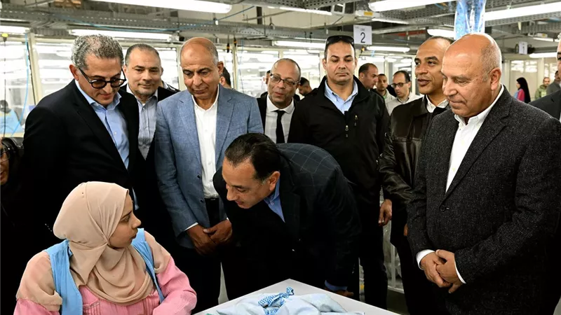 مدبولي يتفقد مصنع «الجيزة للملابس» بالمنيا: 45 خط إنتاج و4 ملايين دولار صادرات شهريًا