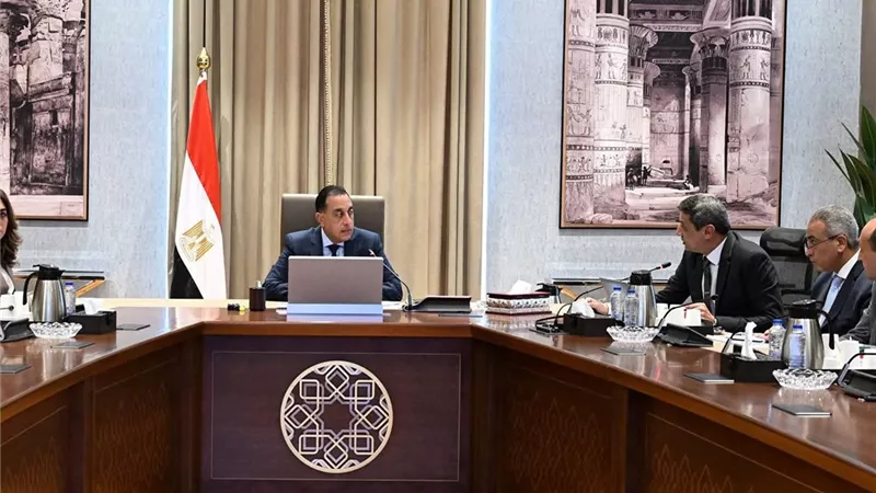رئيس الوزراء يتابع موقف تنفيذ المشروعات التنموية والخدمية بمحافظة السويس