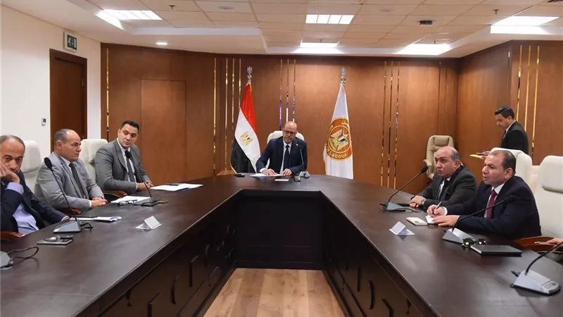 وزير العمل يجتمع بممثلي شركات الملابس الجاهزة لتذليل العقبات وتعزيز الإنتاجية