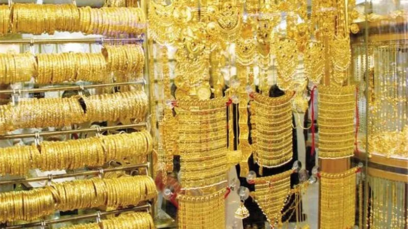 الذهب يتراجع محليًا وعالميًا بسبب ارتفاع الدولار وتوترات الحرب