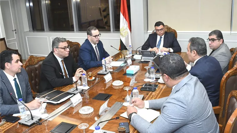 وزير الإسكان يعقد اجتماعًا لمتابعة ملفات عمل الهيئة العامة للتنمية السياحية