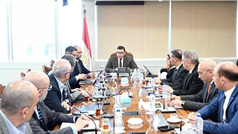 وزير الإسكان يبحث مع مسؤولي 