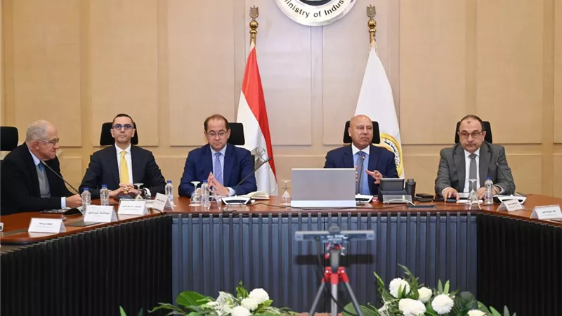 «الوزير» يطلق خطة وطنية لتوطين صناعة الغزل والنسيج وتقليص فاتورة الاستيراد