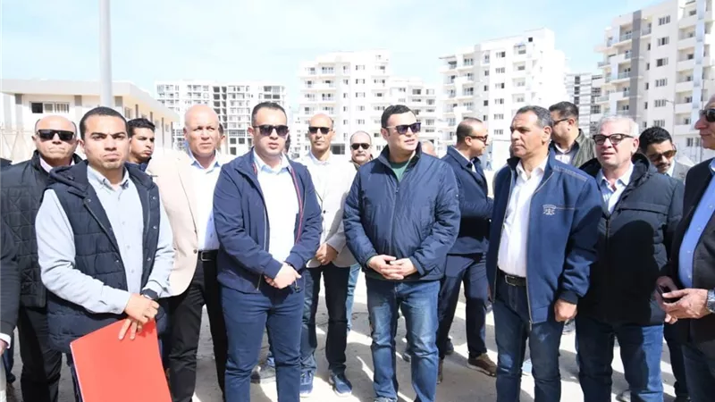 وزير الإسكان يتفقد الشاليهات والفيلات والعمارات السكنية بكومباند 
