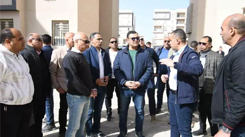 وزير الإسكان يتفقد مركز المؤتمرات والمعارض بالمدينة التراثية   و