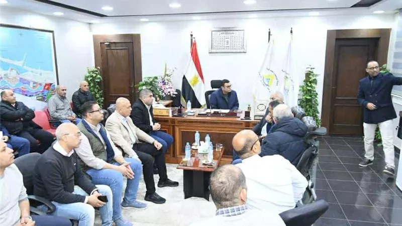 وزير الإسكان  يتابع موقف تنفيذ المشروعات التنموية فى 