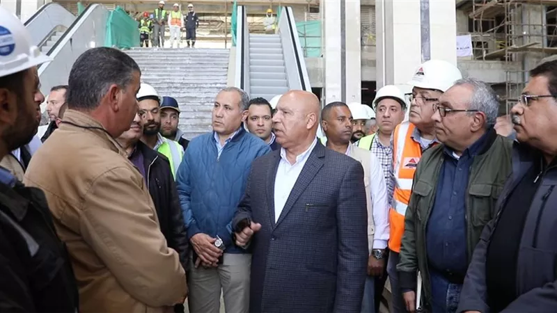  وزير الصناعة يتفقد مواقع العمل بالخط الأول من شبكة القطار الكهربائي في المسافة من العلمين حتى الإسكندرية 