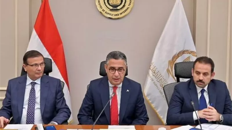 اتفاق حكومي ثلاثي لاستيراد دواجن مجمدة وطرحها بالمنافذ قبل شهر رمضان