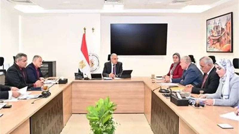 الموارد المائية: دراسة الطلبات المقدمة لتطهير عدد من الترع وإزالة نواتج التطهيرات 