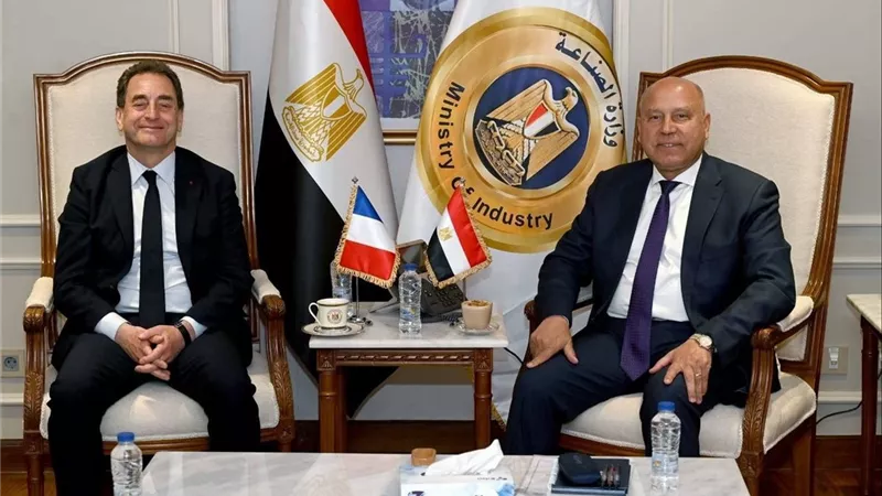 كامل الوزير يبحث مع السفير الفرنسي مستجدات مشروعات النقل المشتركة وتوطين صناعة السكك الحديدية