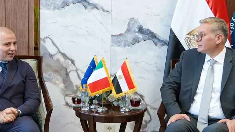 وزير البترول يبحث مع سفير إيطاليا التعاون في مشروعات البترول والغاز