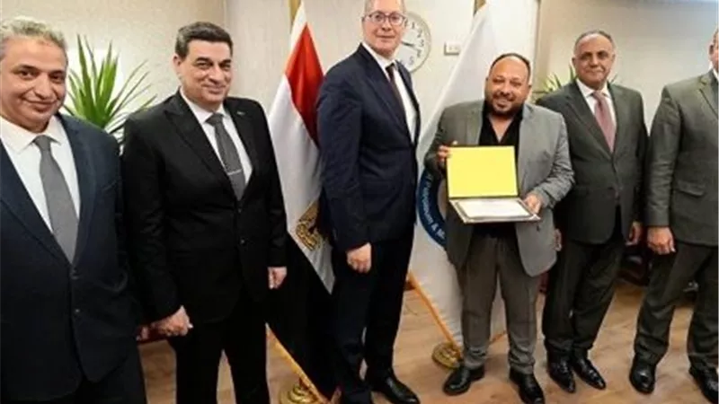 وزير البترول يكرم فريق توطين إنتاج مادة كيميائية لآبار البترول تضاهي المستوردة