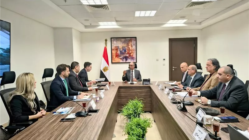 نائب وزير الإسكان يبحث  تحالف إميا باور وكوكس واتر فرص تحلية المياه