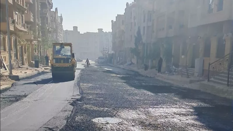 استمرار أعمال رفع كفاءة الطرق والمحاور بمدينة الشيخ زايد