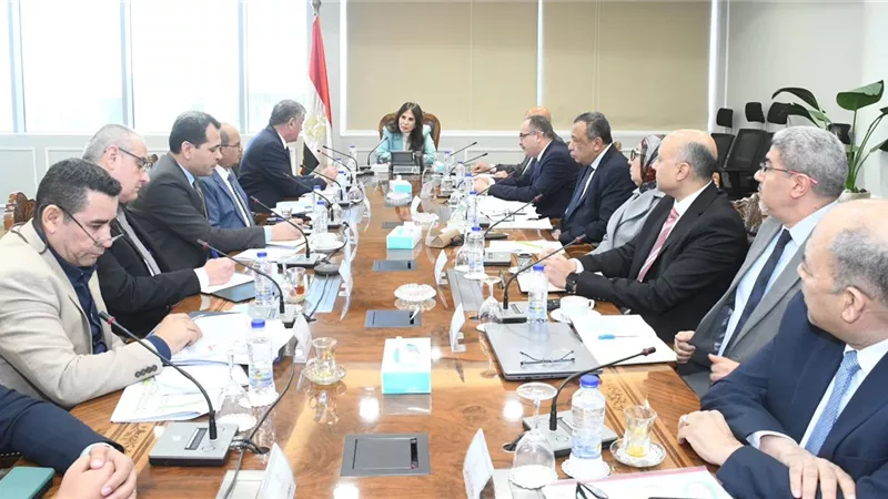 وزيرة الإسكان تتابع موقف تنفيذ مشروعات 