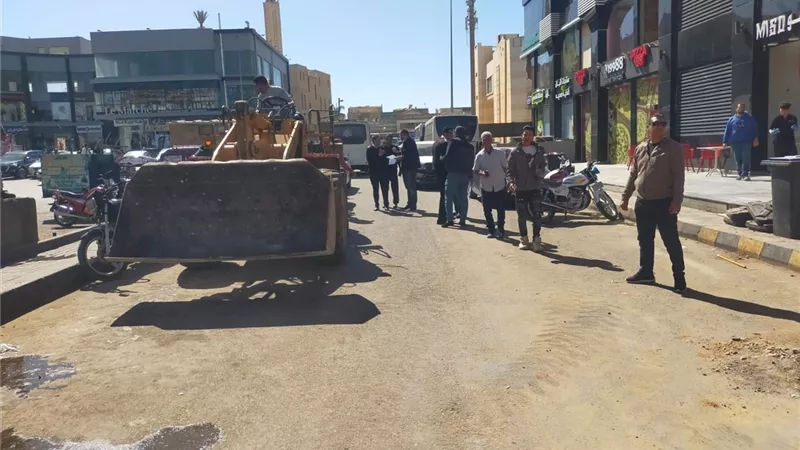 حملة مكبرة لإزالة الإشغالات والتعديات وإعادة الانضباط بالتجمع الخامس