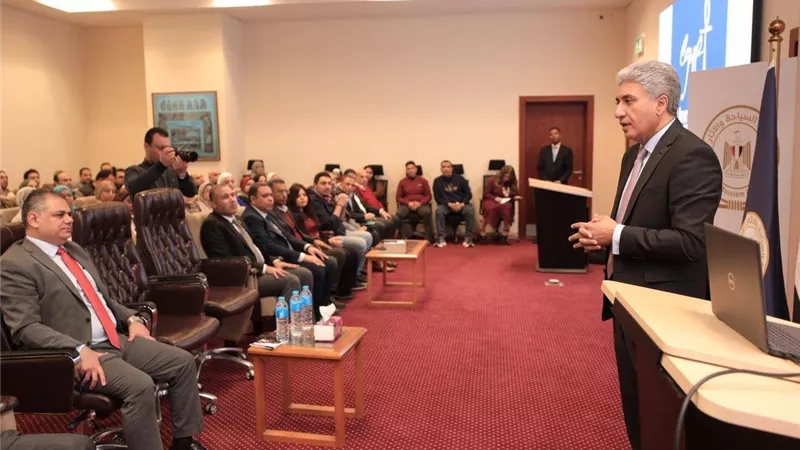 وزير السياحة يناقش استراتيجية 2026-2027 ويؤكد: التسويق للتجربة السياحية هو التوجه العالمي