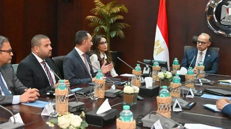 وزير الاستثمار يبحث مع نيسان خطط توطين صناعة السيارات وتصديرها لأفريقيا