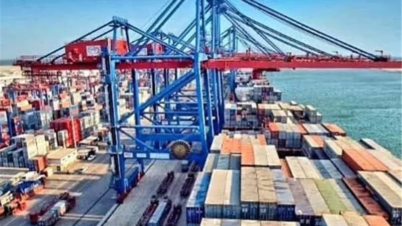الاستثمار والمالية: الموانئ تعمل بكامل طاقتها لضمان انسيابية حركة التجارة الخارجية