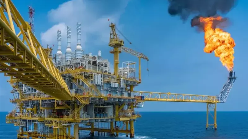 أسعار النفط اليوم ترتفع أسبوعيًا 13.5% رغم تراجع برنت.. مخاوف البحر الأحمر تدعم السوق