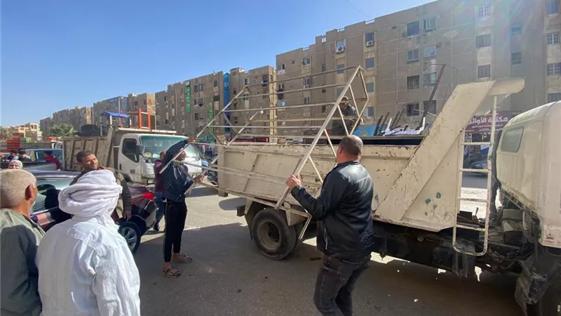 حملة مكبرة لرفع الإشغالات أمام المحال التجارية بالقاهرة الجديدة