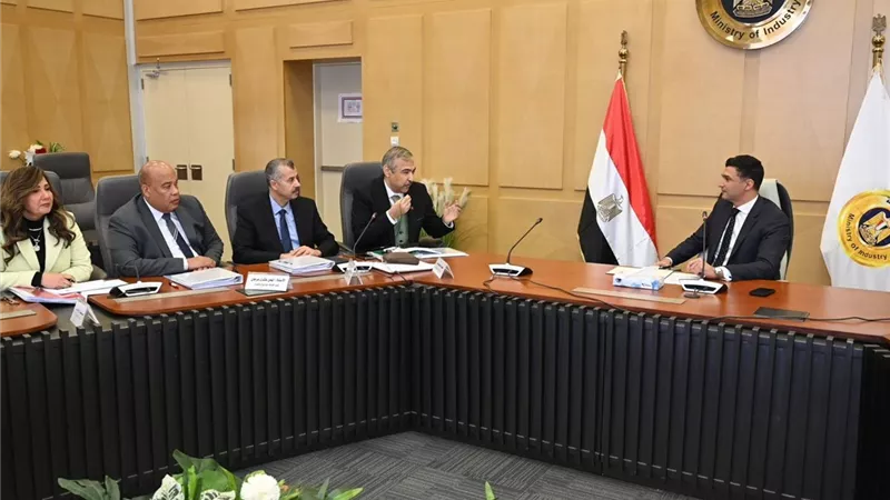 أيمن العشري: المرحلة المقبلة تتطلب تمكين المشروعات الصغيرة والمتوسطة ومتناهية الصغر 