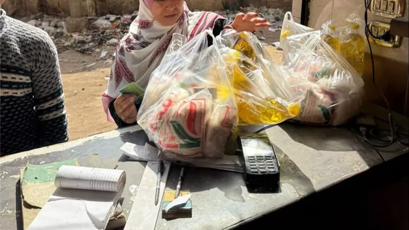 تموين القليوبية تتابع صرف منحة الـ 400 جنيه لضمان وصولها للمواطنين المستحقين