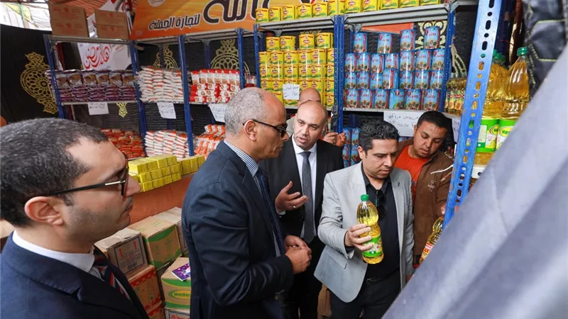 تخفيضات حتى 30%.. محافظ كفر الشيخ يتابع توافر السلع بمعرض «أهلاً رمضان»