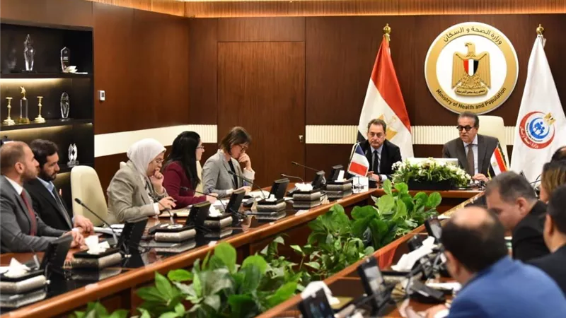 وزير الصحة  يبحث مع سفير فرنسا علاج أطفال غزة بمستشفى جوستاف روسي