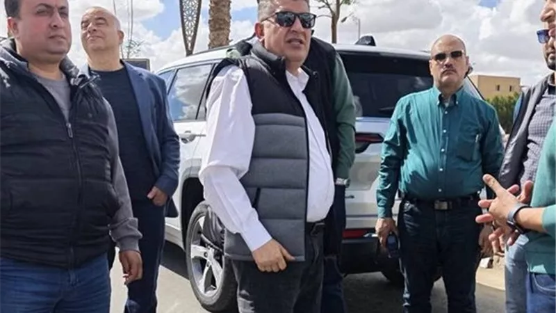 رئيس جهاز حدائق أكتوبر يتابع أعمال التطوير بالمحاور الرئيسية ويستمع لمطالب السكان