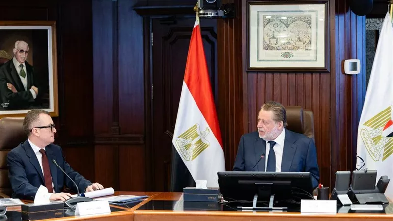 محافظ البنك المركزي يؤكد: توافر الاحتياجات المالية لتوفير السلع الأساسية بالأسواق