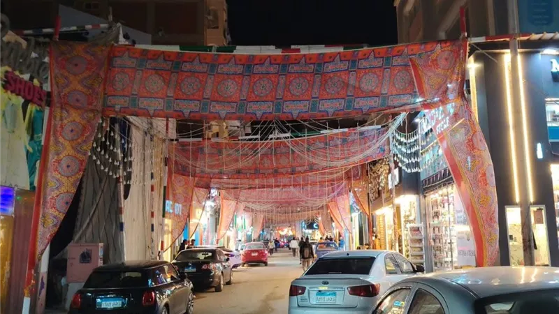 حي السويس يفصل الكهرباء عن زينة رمضان بالشوارع بدعوى مخالفة اشتراطات التوصيل
