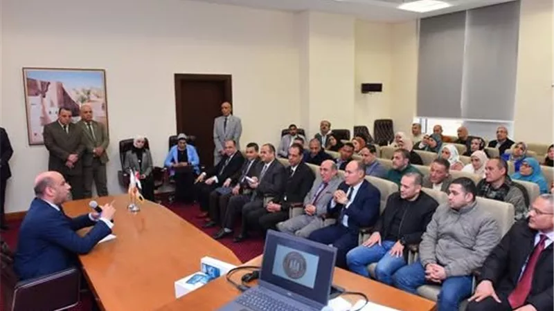 وزير العمل يشهد تسليم أجهزة 