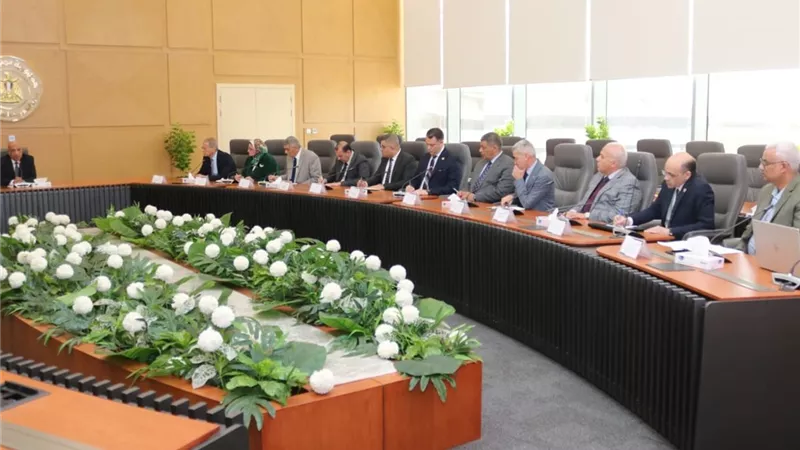 وسط تصاعد الأزمات الاقليمية.. وزير الكهرباء يجتمع بأعضاء اللجنة الدائمة لإدارة الأزمات والكوارث والحد من المخاطر