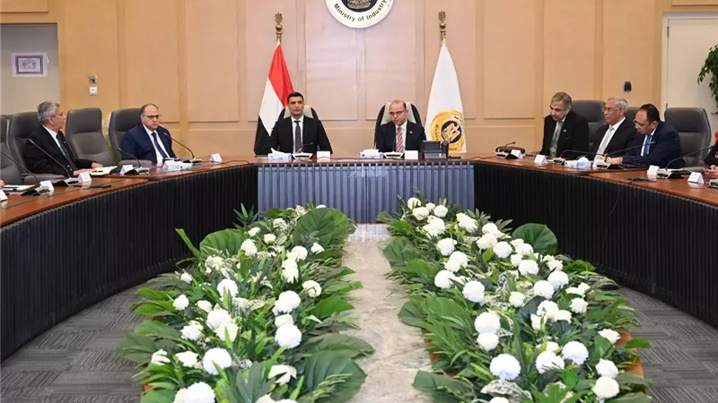 وزيرا الصناعة والاستثمار يعقدان لقاءً موسعاً مع شركات الأدوية وممثلي المجلس التصديري للصناعات الطبية والدوائية 