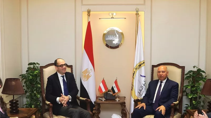 وزير النقل يبحث مع 