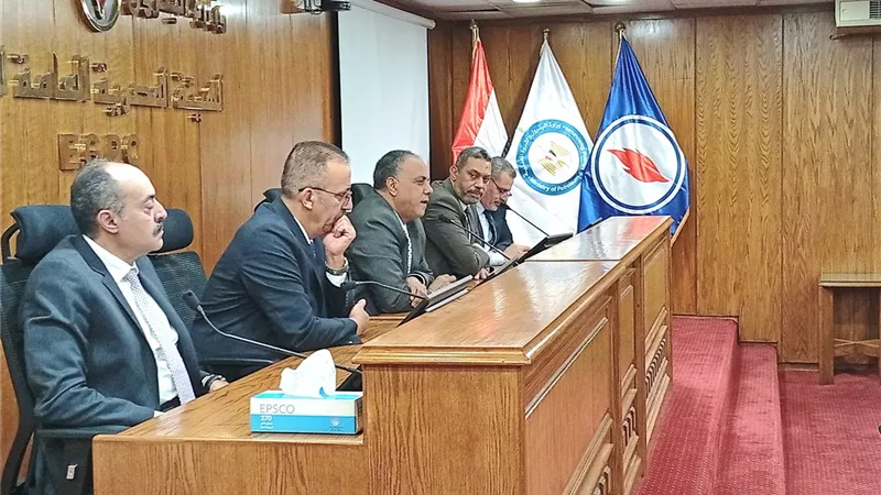 هيئة البترول تطلق حوار مفتوح مع قيادات الإنتاج.. وتؤكد: «المرحلة الحالية تتطلب تكاتف الجميع لزيادة الإنتاج»