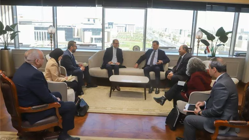 وزير الزراعة يبحث مع وفد 