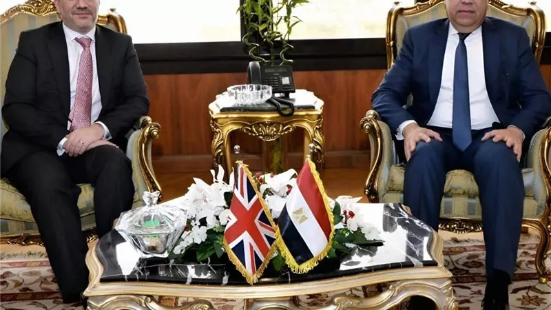 وزير الطيران يستقبل السفير البريطاني بالقاهرة لتعزيز التعاون المشترك في مجال النقل الجوي