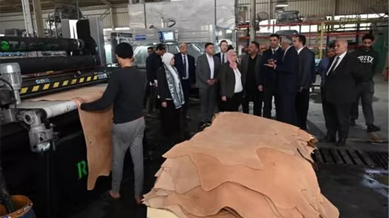  وزير الصناعة يزور مدينة الجلود بالروبيكي.. ويتفقد مدبغتين و3 مصانع للمنتجات تامة الصنع