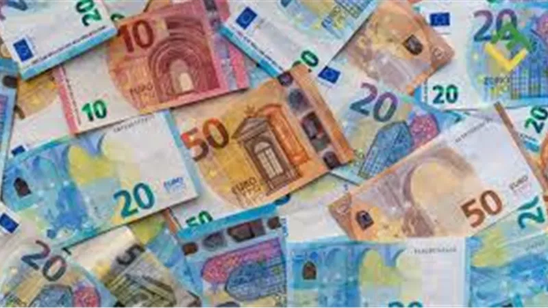 تراجع الدولار الأمريكي وهدوء في تداولات العملات الأوروبية بـ 