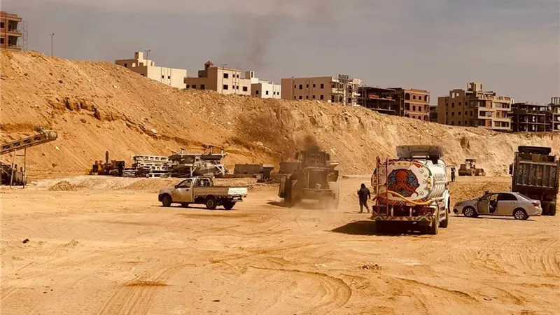رئيس جهاز القاهرة الجديدة يتابع أعمال تسوية 115 فدانًا بمشروع “بيت الوطن”